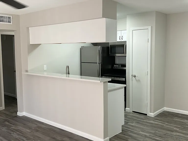 Lake Breeze Apartments — Photo 20