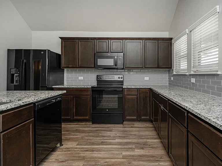 517 Fallbrook Dr — Photo 13