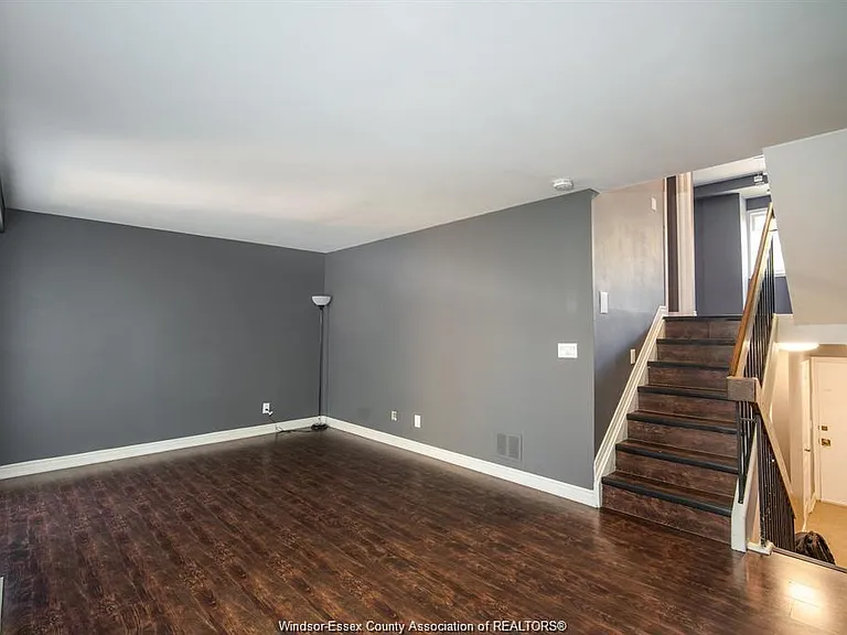 3925 Riverside Dr E — Photo 2