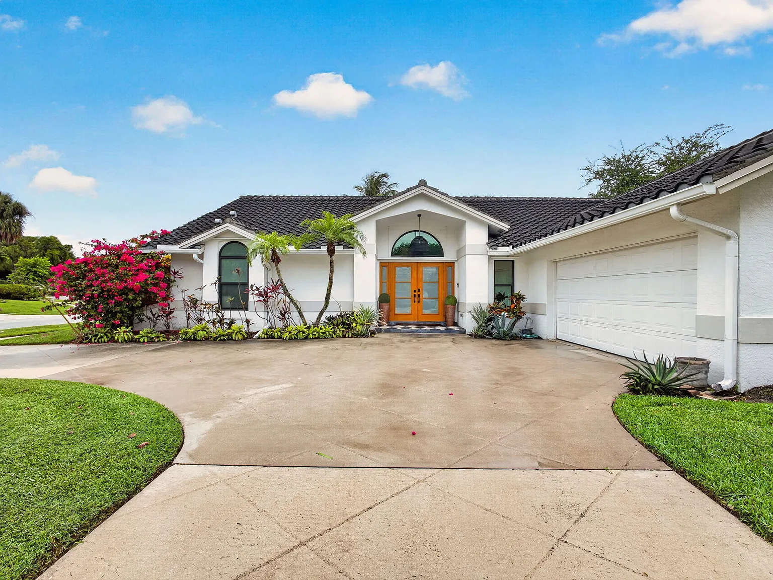 3 bed, 2.0 bath, 2004 sqft, $7,500 — Photo 2