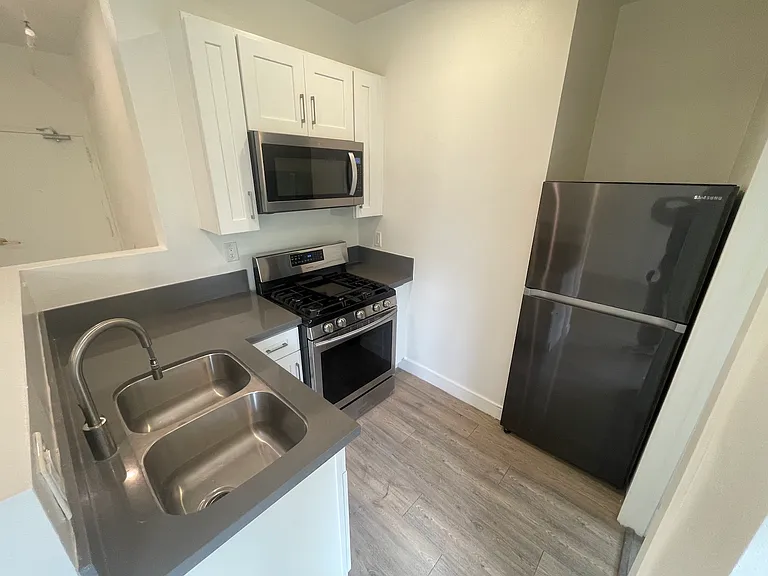 S Manhattan Pl — Photo 13