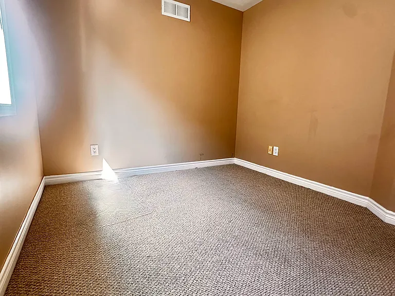 241 Hunterbrook St N — Photo 23