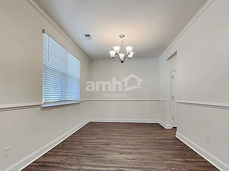 611 E Lionel Rd — Photo 8