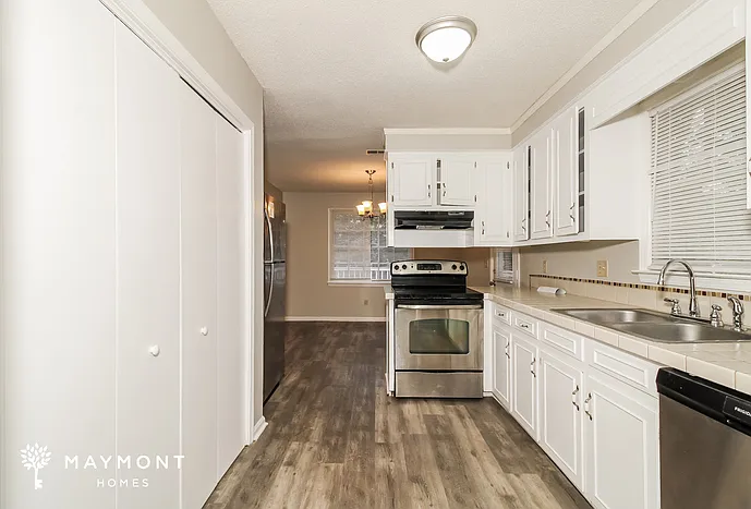 1411 Chadford Rd — Photo 4