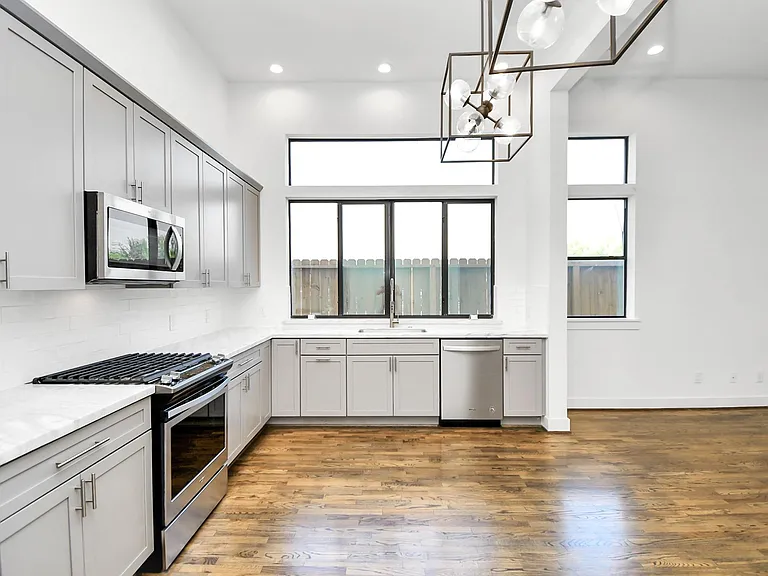 732 W 22nd St #A — Photo 14