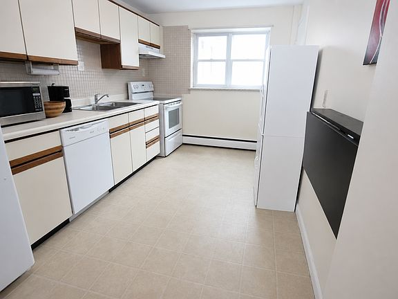 2nd image of 65 Colborne Rd APT 3