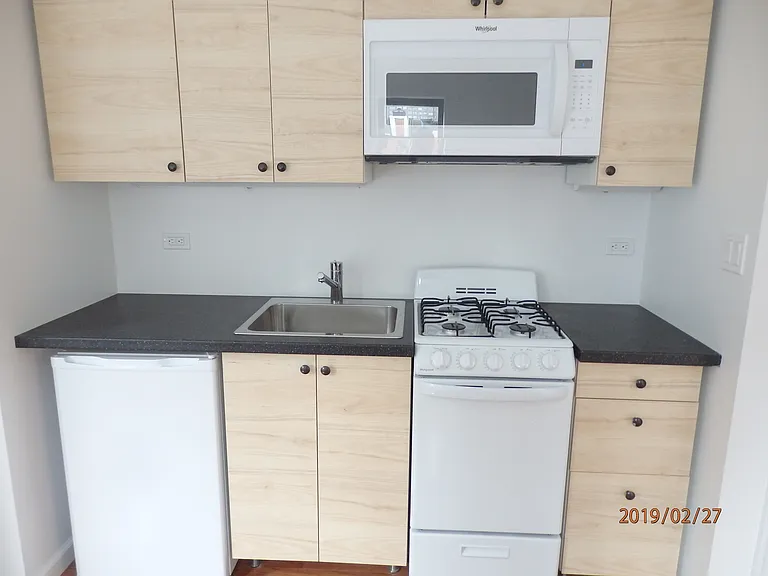415 W 47th St #3A — Photo 4