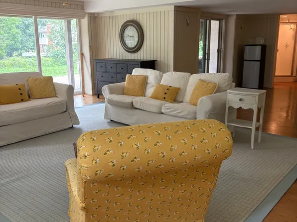 2834 Newport Rd, Ann Arbor, MI 48103