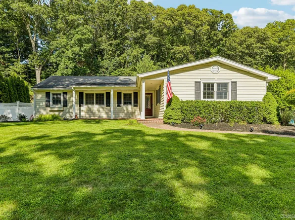 59 Derby Place, Smithtown, NY 11787