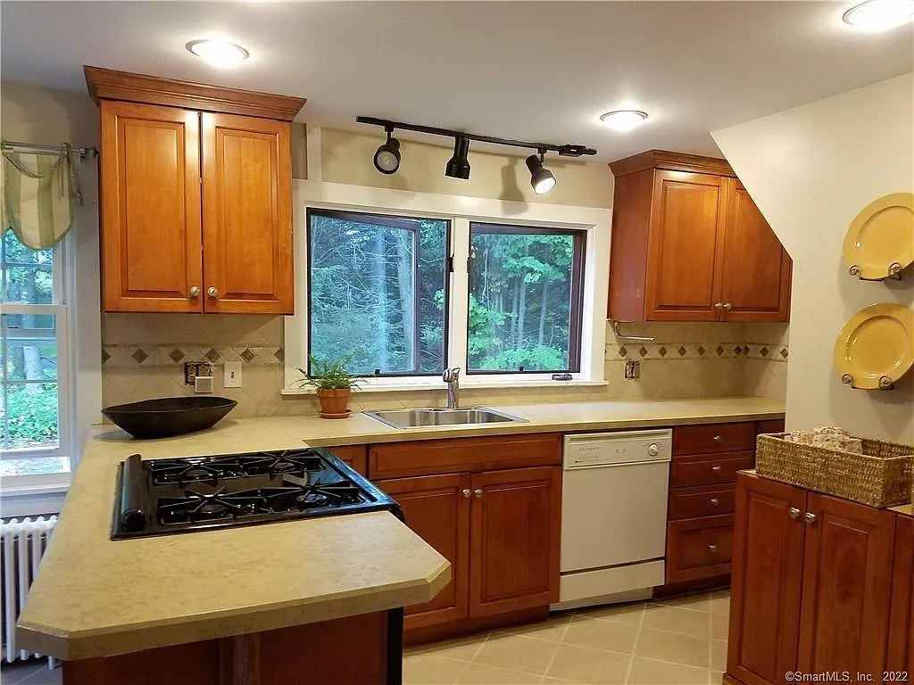 4 bed, 2.0 bath, 2245 sqft, $3,400 — Photo 4