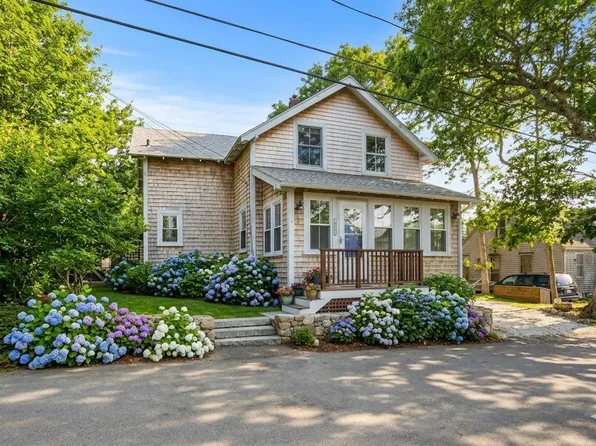 51 Summer St, Tisbury, MA 02568
