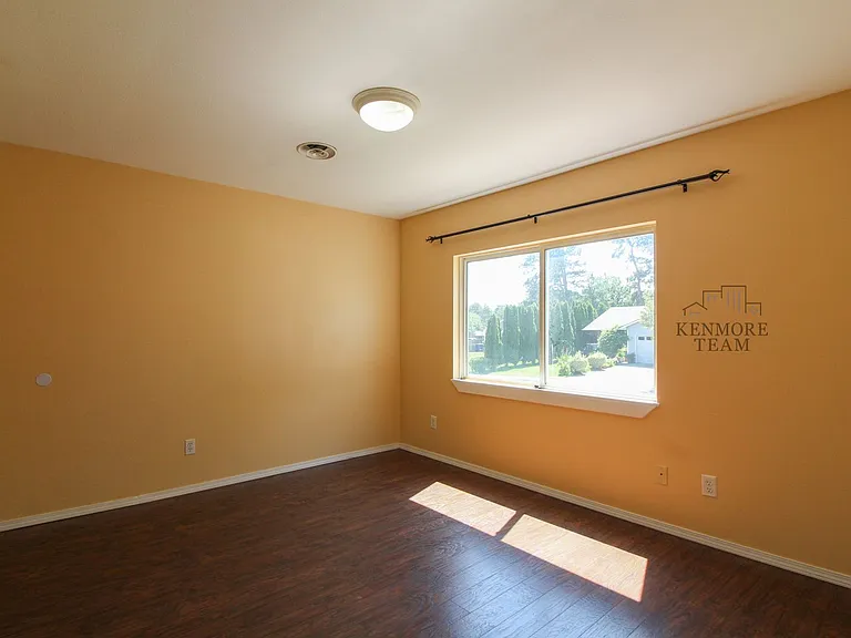 402 Abbot St — Photo 11