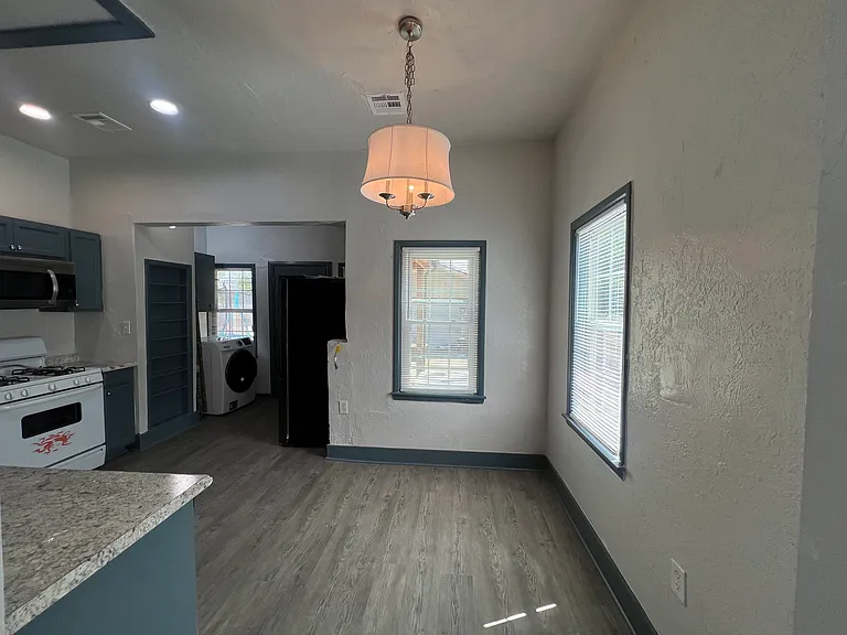 210 E Johnson St — Photo 7