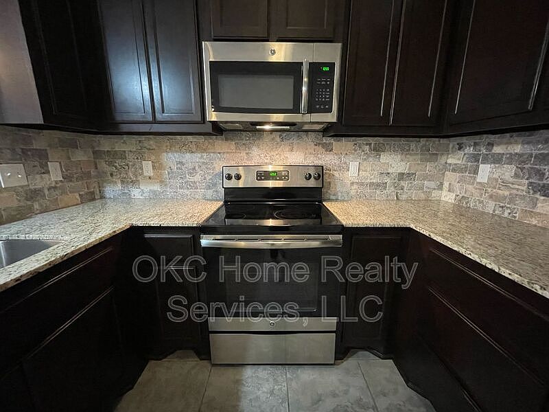 1st image of 4212 Edinburg Way