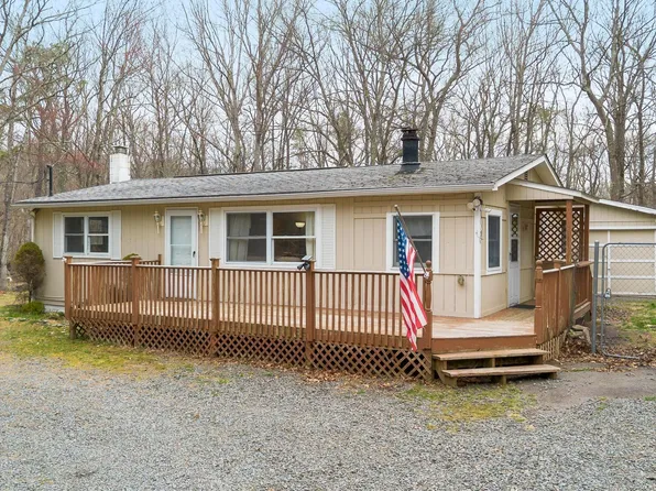 136 Buckhorn Dr, Hawley, PA 18428