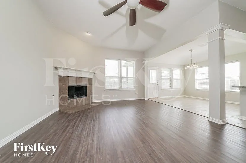 3 bed, 2.0 bath, 1661 sqft, $1,905 — Photo 2