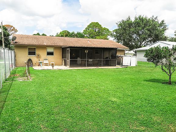 3rd image of 122 SE Crosspoint Dr