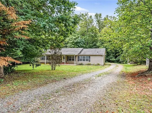 226 Greystone Dr, King, NC 27021