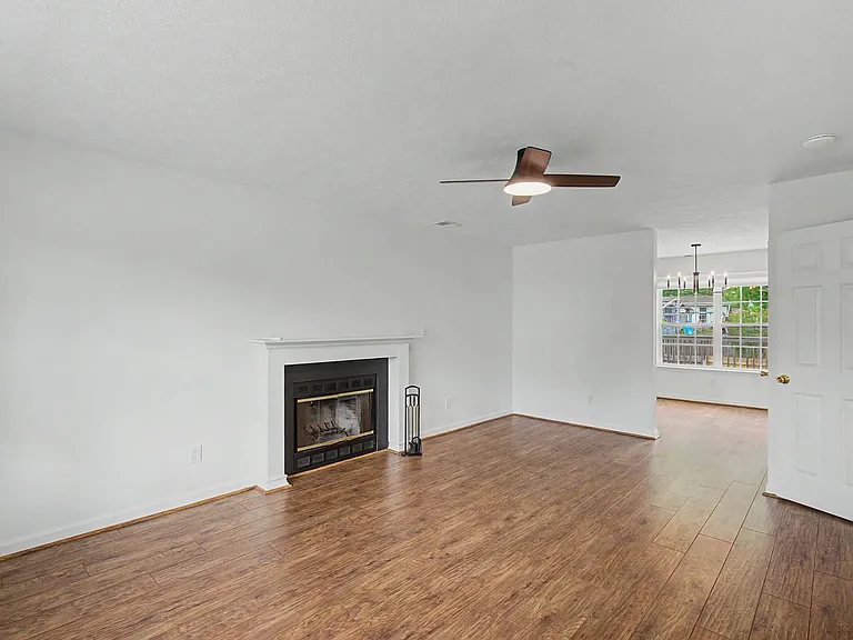 304 Brittania Dr — Photo 2