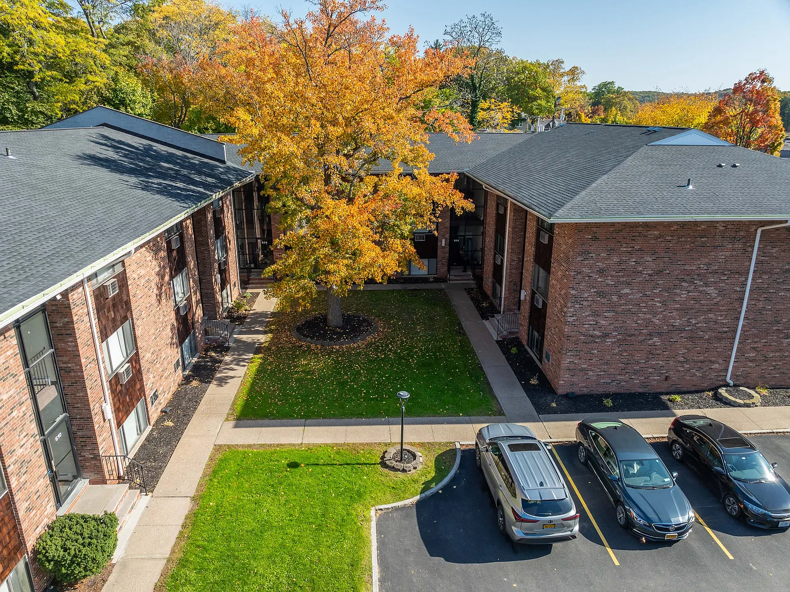 Parklawn Apartments — Photo 4
