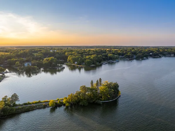 7706 Island Ln, Wonder Lake, IL 60097