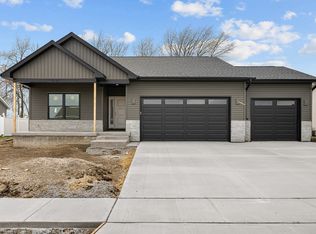 1210 Eagles Crest Dr, Davenport, IA