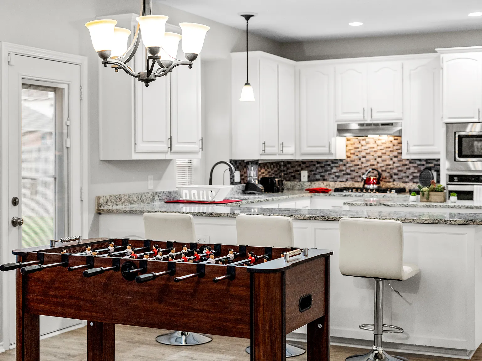 4 bed, $5,900 — Photo 1