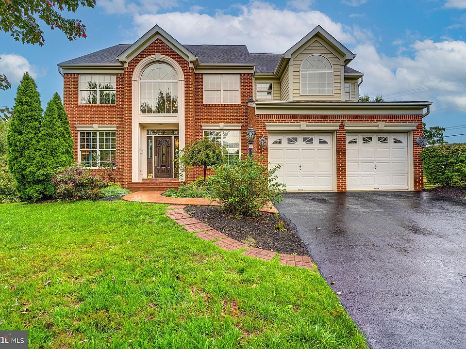 1st image of 734 Tonquin Pl NE