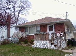 460 S 4th St, Lindenhurst, NY 11757