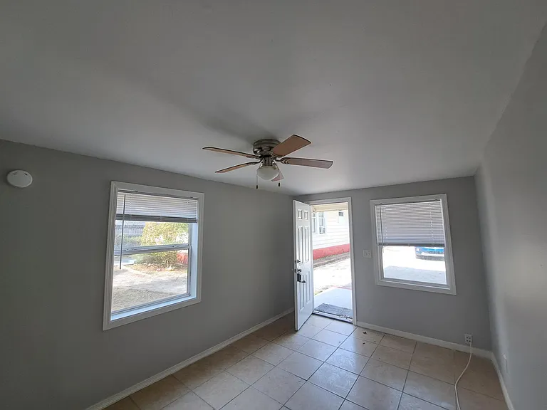 514 Avenue C NE #3 — Photo 2