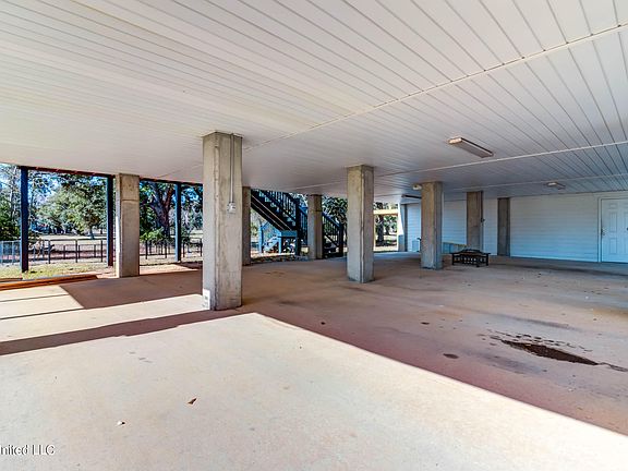 5th image of 233 Fernwood Dr
