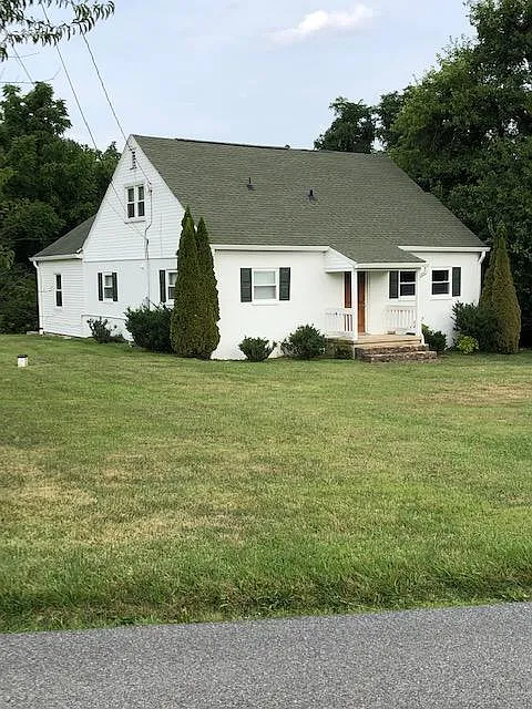 4 bed, 2300 sqft, $2,200 — Photo 2