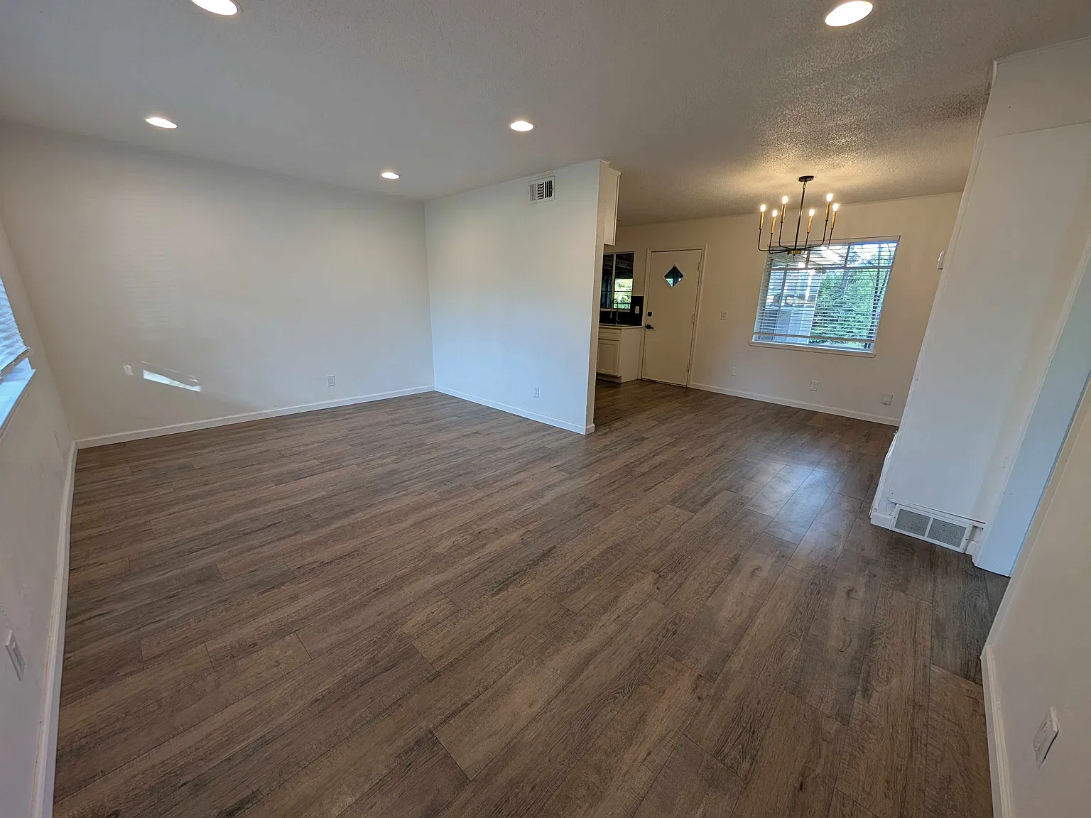2 bed, 823 sqft, $1,300 — Photo 3