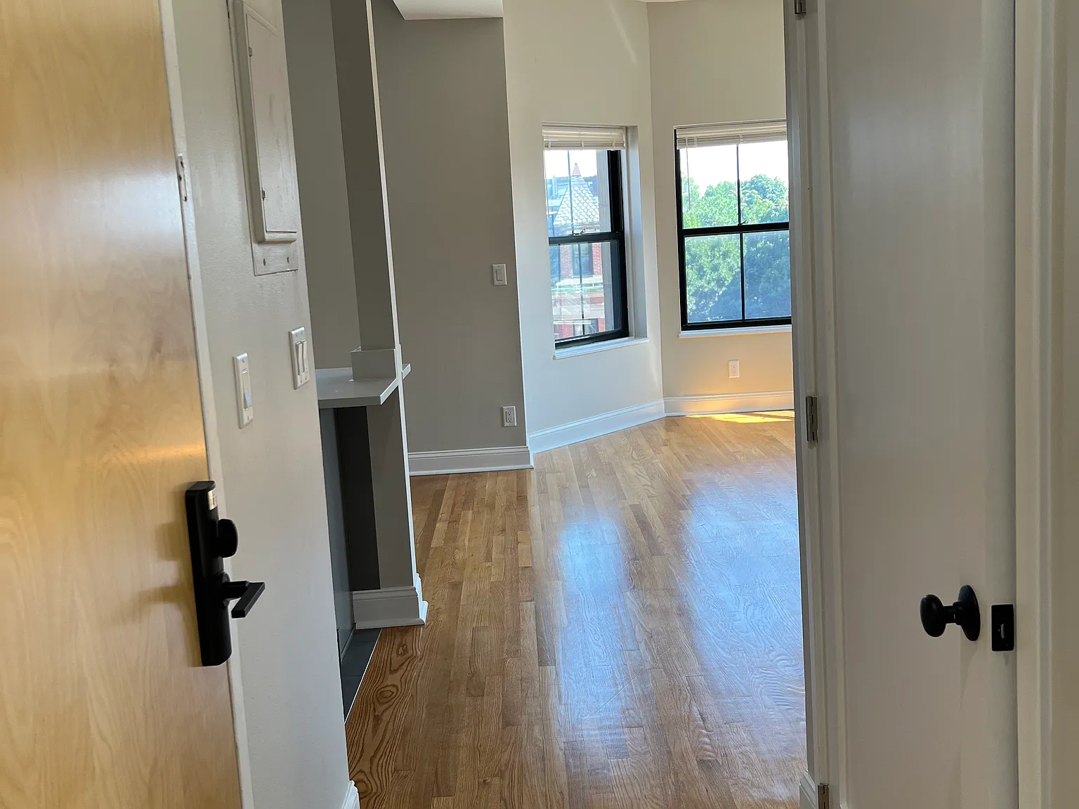 2 bed, 847 sqft, $4,300 — Photo 3