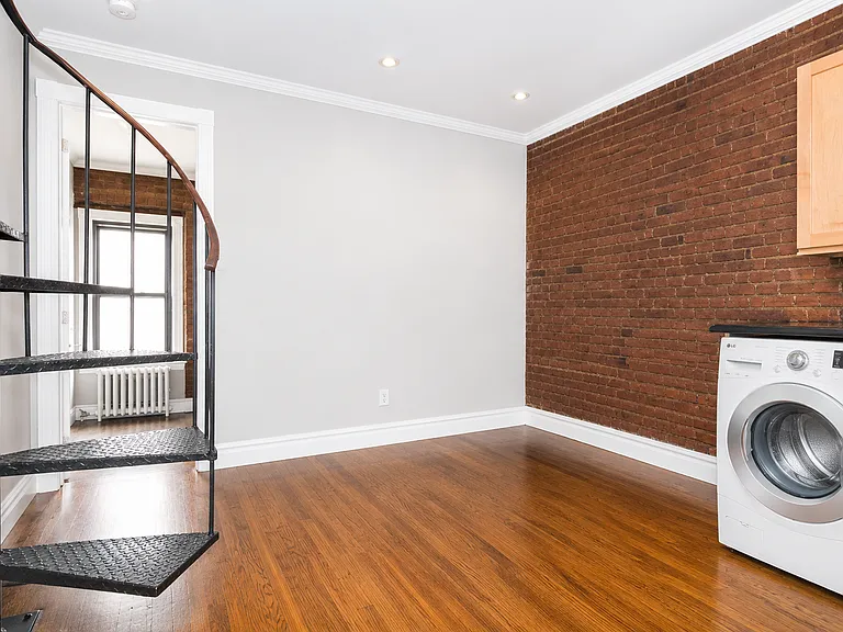 221 E 23rd St #19 — Photo 2
