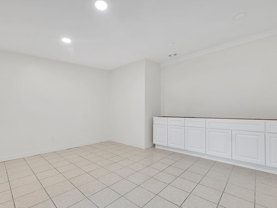 2nd image of 14937 1/2 Friar St