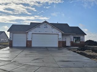 1611 Midway Ct, Valley Center, KS 67147