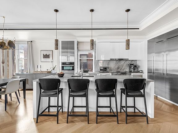 3rd image of 344 W 72nd St #1008