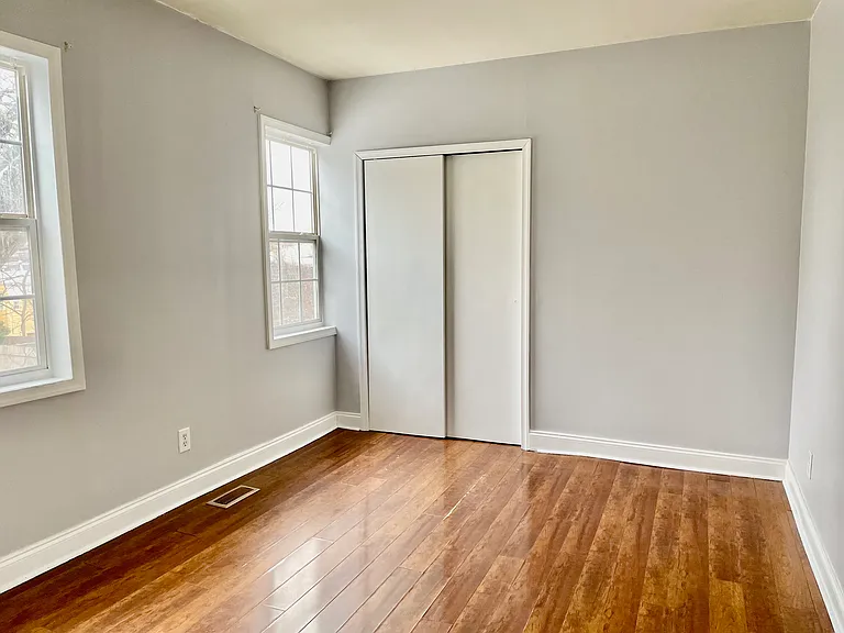 517 Mosby St — Photo 4