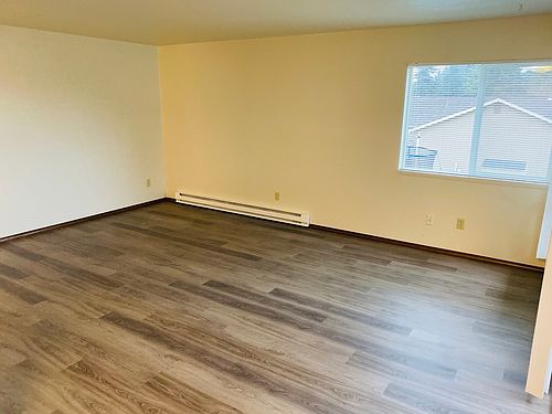 4th image of 1094 Columbia Ave
