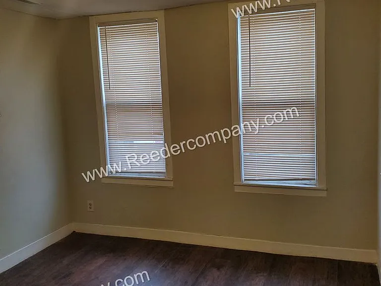 4915 Homerlee Avenue — Photo 8