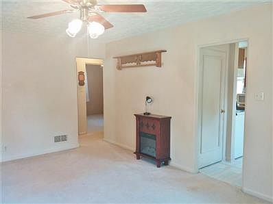 Eat-in kitchen/dining area combo.