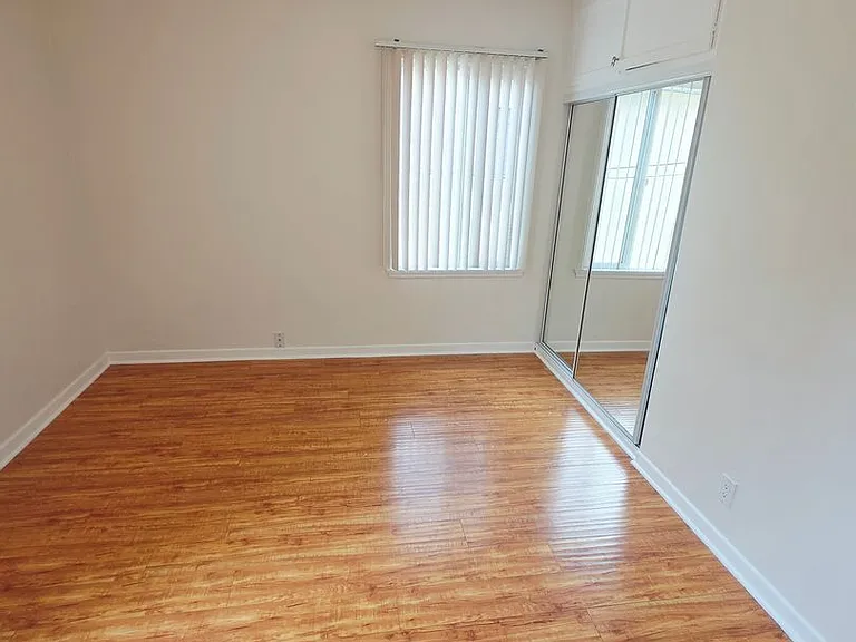 1056 Linden Ave — Photo 8