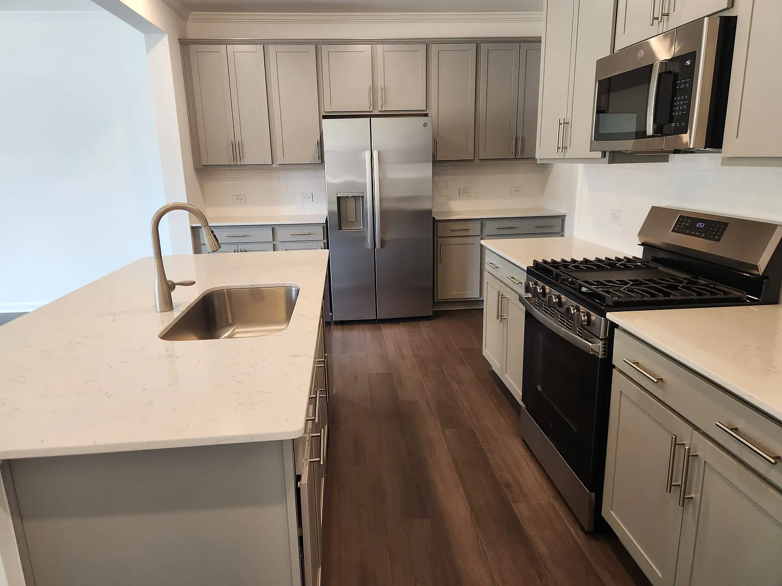 3 bed, 2012 sqft, $1,825 — Photo 4