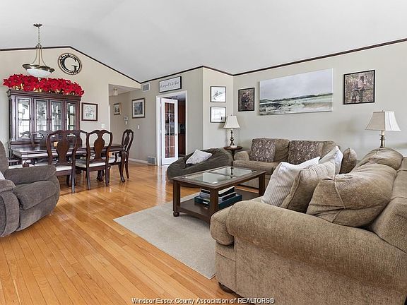 5th image of 330 Reaume Rd