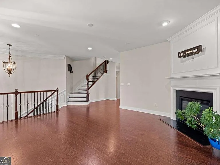 1034 E Paces Cir NE — Photo 8