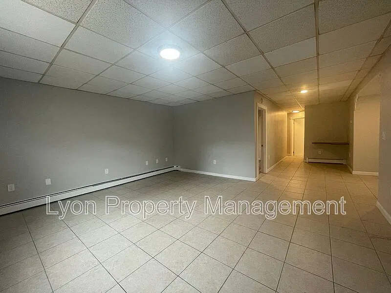 3 bed, 1.0 bath, 1147 sqft, $2,200 — Photo 3