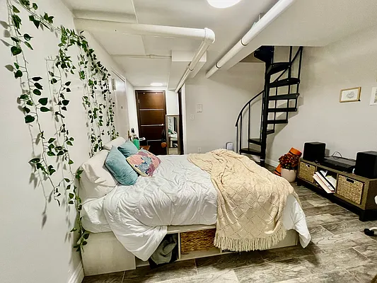 Rented by R New York | media 33