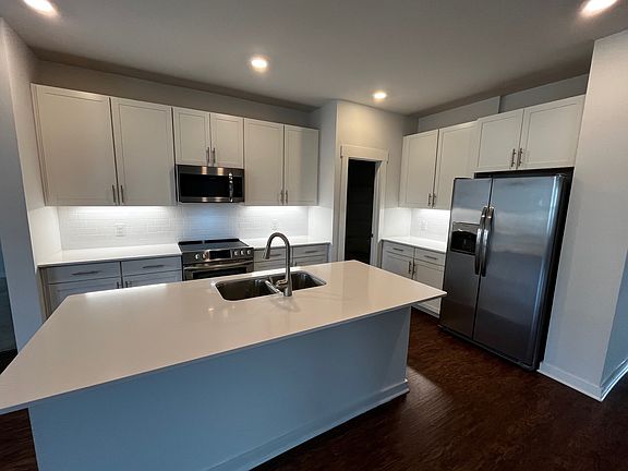 Beautful kitchen with plenty of cabinet space