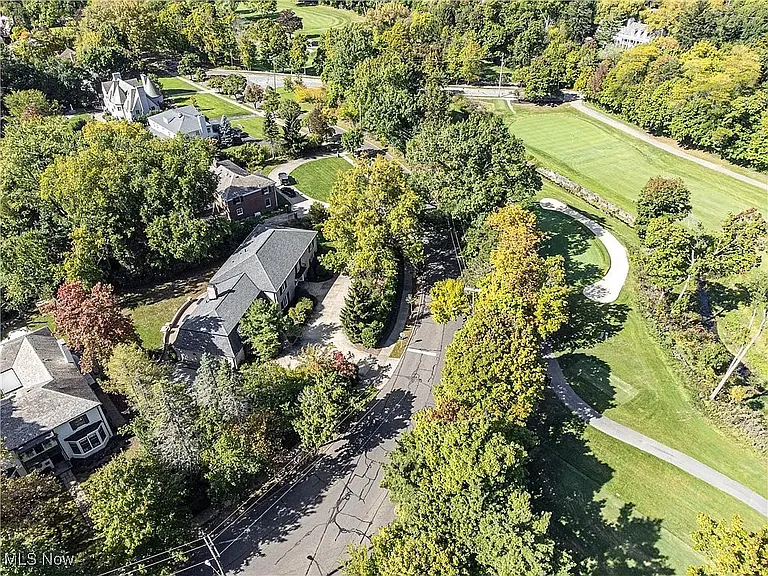 18220 Parkland Dr — Photo 3